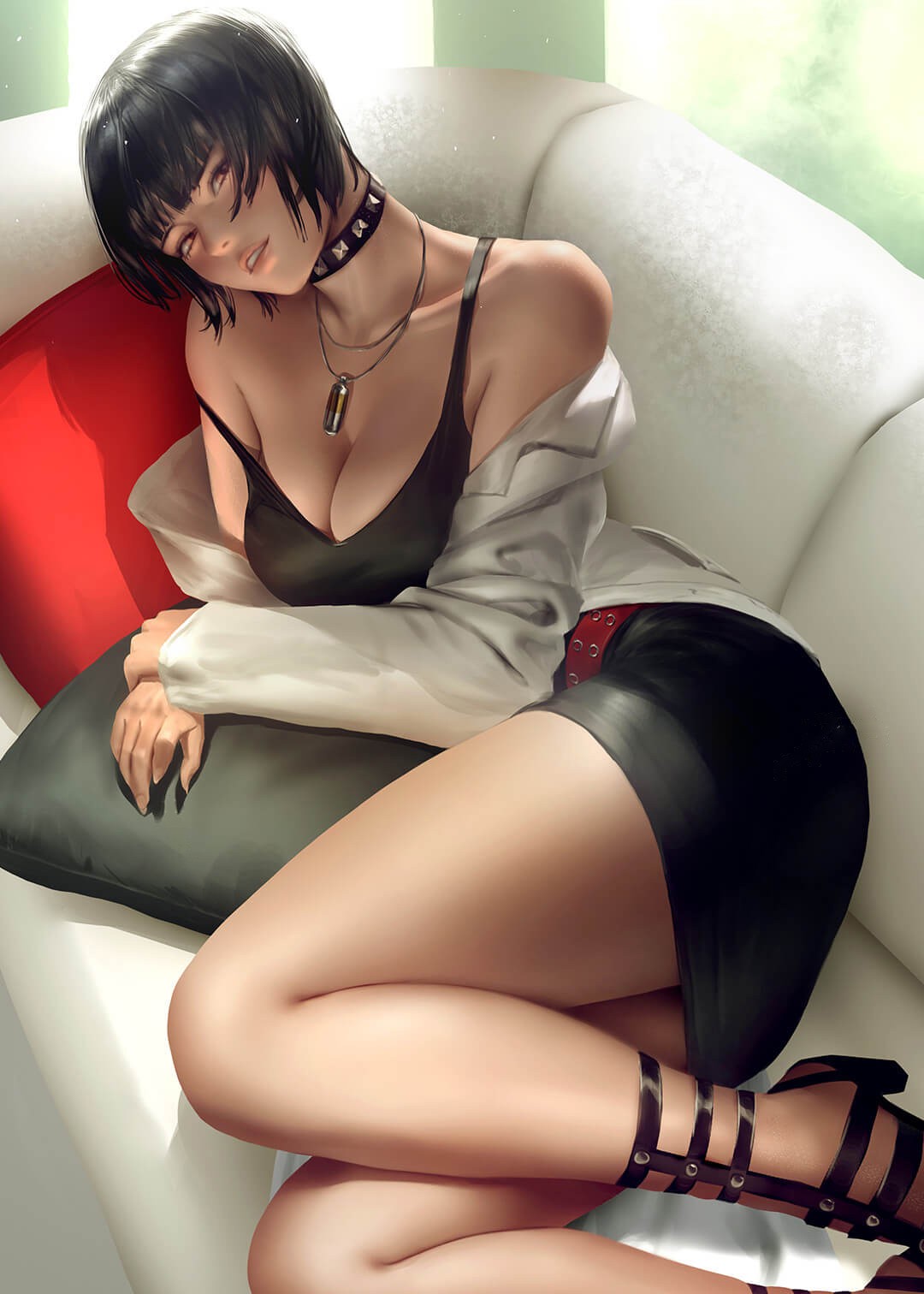 躺在沙发上的短发美女，脖子戴着项圈挂着吊坠，穿着包臀裙的女人就是好看。
