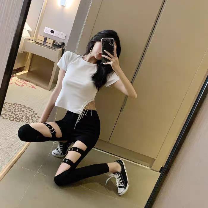 白衣黑色牛仔裤自拍美女壁纸