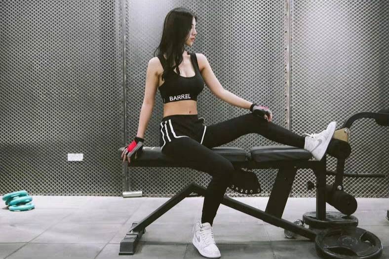 黑色运动服装的身材窈窕美女手机/电脑壁纸