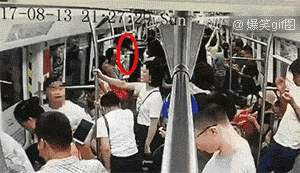前几天深圳地铁一号线停靠科学馆站时，一名男乘客下车时突然跑了起来