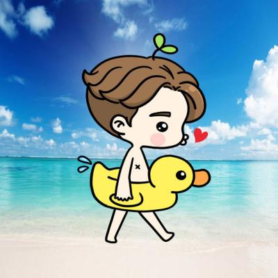 男生女生在海边抱着黄鸭子的洗澡卡通动漫情侣头像