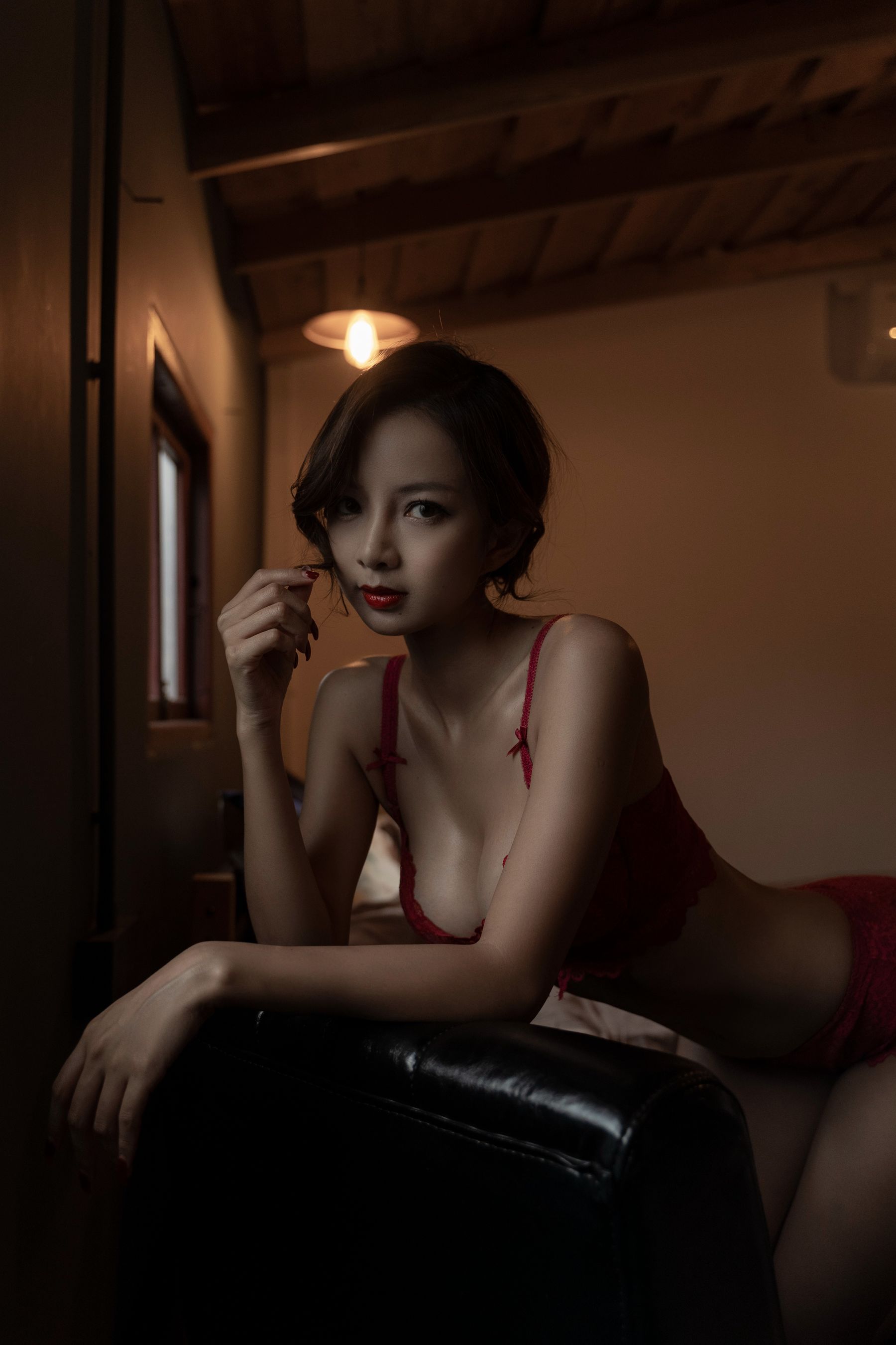 [网红COSER写真] Nicole小月 – 后窗